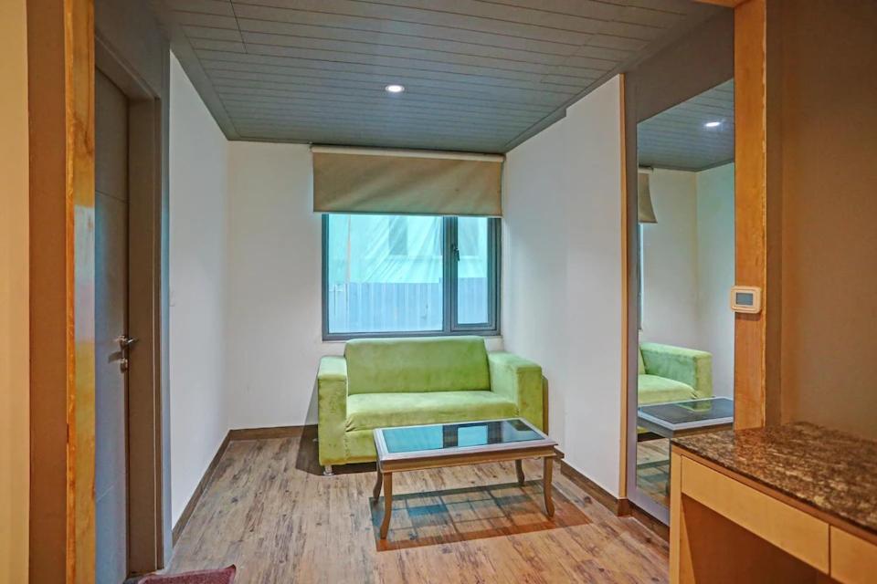 Hotel Superb 5 Mins Walk From New Delhi Station Buitenkant foto